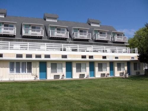 The Windswept Inn Чарлстаун Екстериор снимка