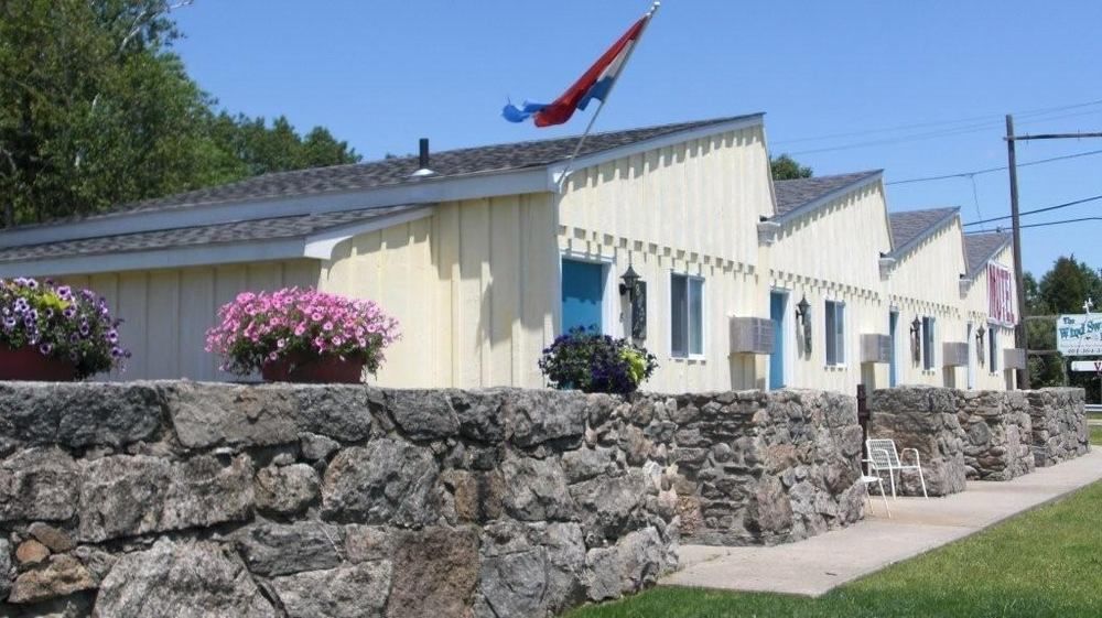 The Windswept Inn Чарлстаун Екстериор снимка
