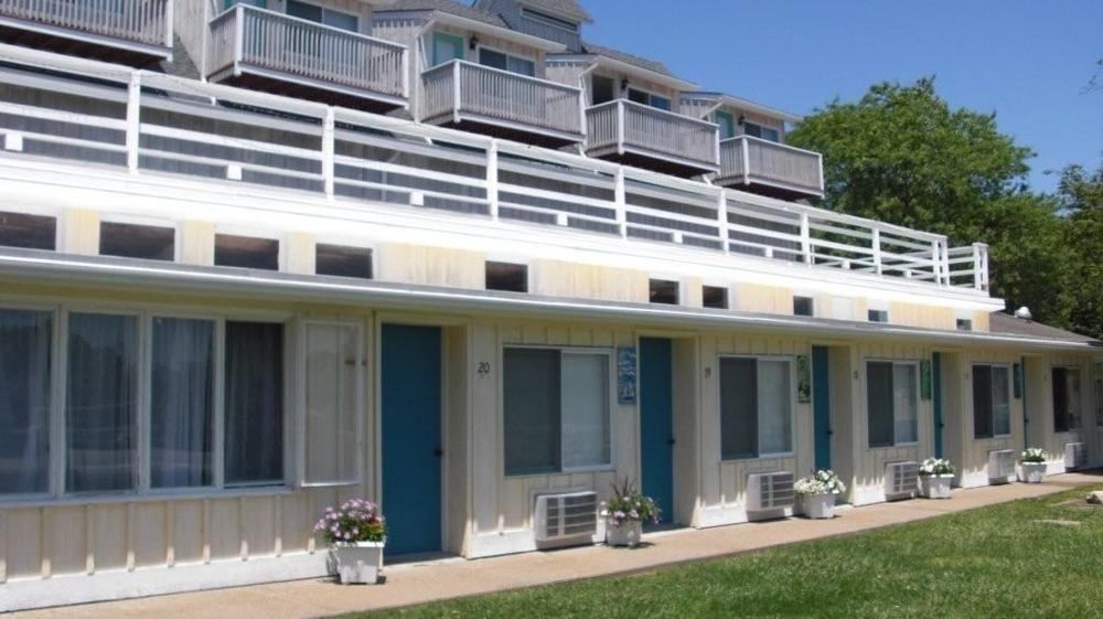 The Windswept Inn Чарлстаун Екстериор снимка