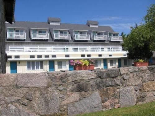 The Windswept Inn Чарлстаун Екстериор снимка